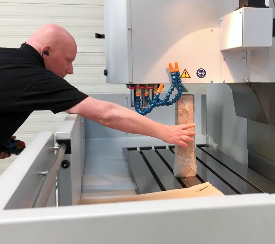 Jacob van de Groep bij een klant om de machine gereed te maken
