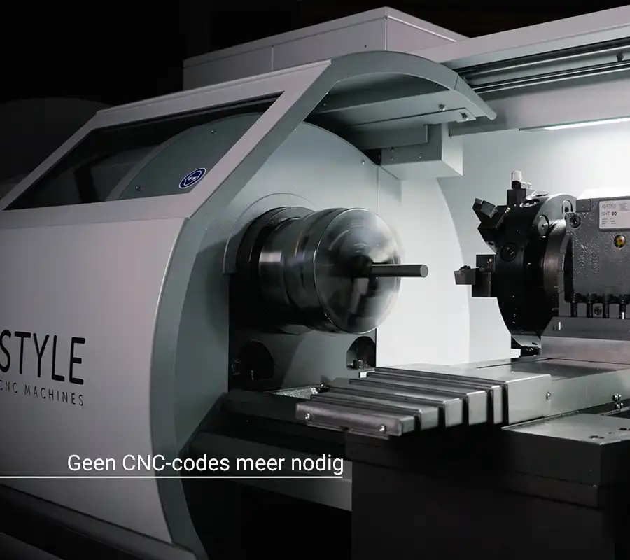 CNC draaibank van STYLE start met verspanen zonder handmatige CNC-codes