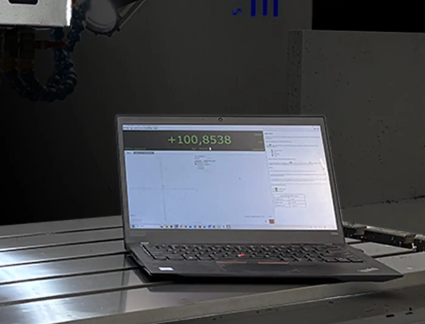 Ballbar software analyse op laptop tijdens CNC freesbank test voor meten van nauwkeurigheid en afwijkingen