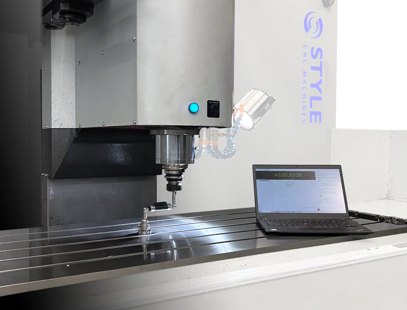 Ballbar test op CNC freesbank met laptop analyse van nauwkeurigheid en geometrische afwijkingen