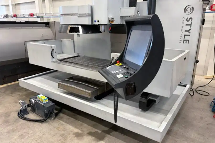 STYLE BT 1500E CNC freesbank occasion – zijaanzicht met bedieningspaneel