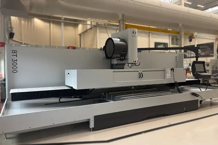 Grote CNC freesmachine BT 3000 met lange werktafel voor zware en nauwkeurige bewerkingen
