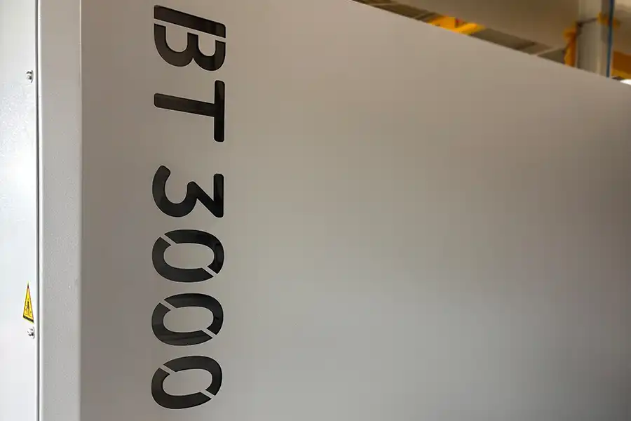 Detail van BT 3000 CNC freesbank met modelaanduiding en hoogwaardige afwerking van de machinebehuizing
