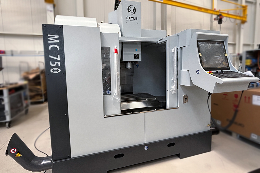 CNC freesbank MC 750 met gesloten werkruimte en bedieningspaneel voor precisiebewerking