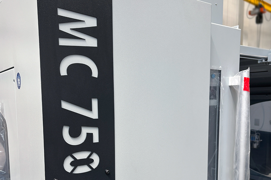 Detail van MC 750 CNC freesbank met modelaanduiding en robuuste machinebehuizing