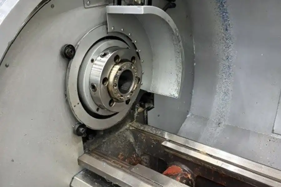Detail van de hoofdspindel van de STYLE 510 CNC draaibank in de bewerkingsruimte