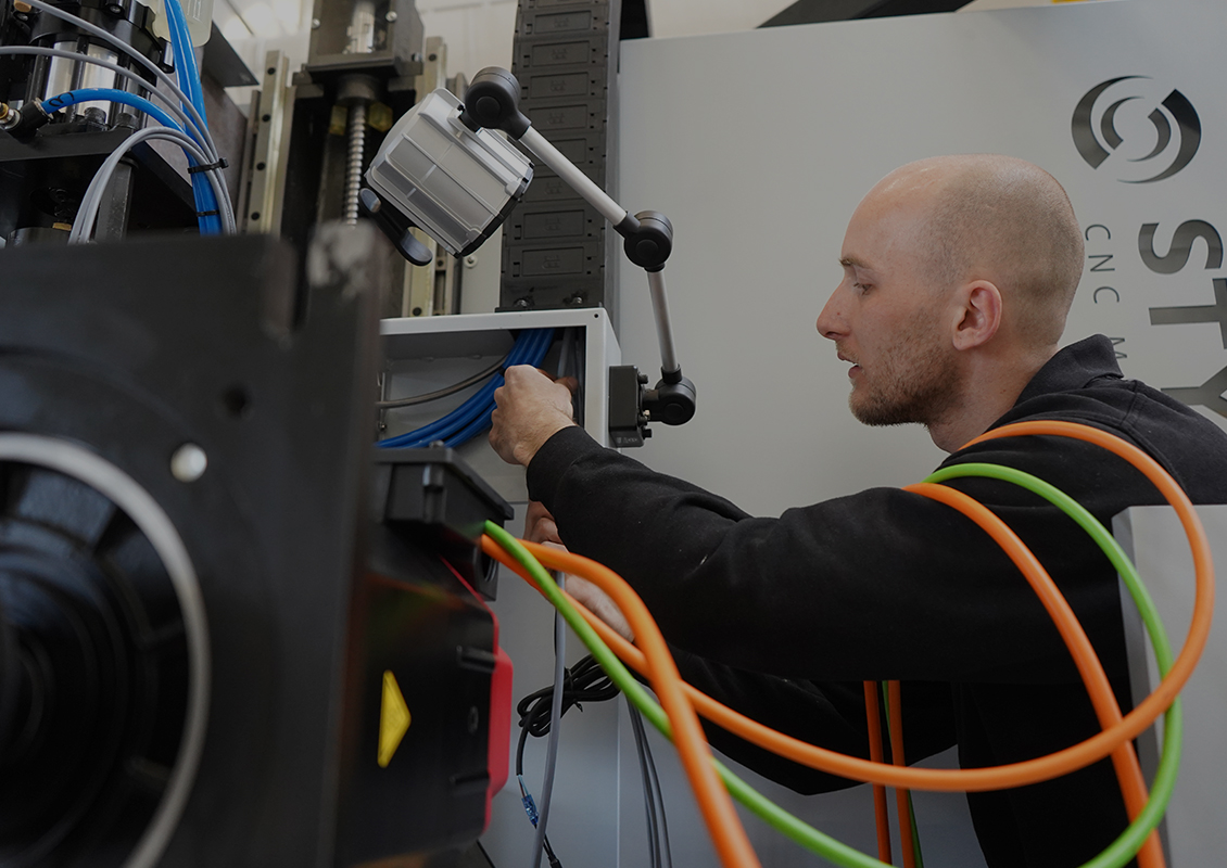 Nl-vakmanschap-milling Onze monteur assembleert de cnc freesbank