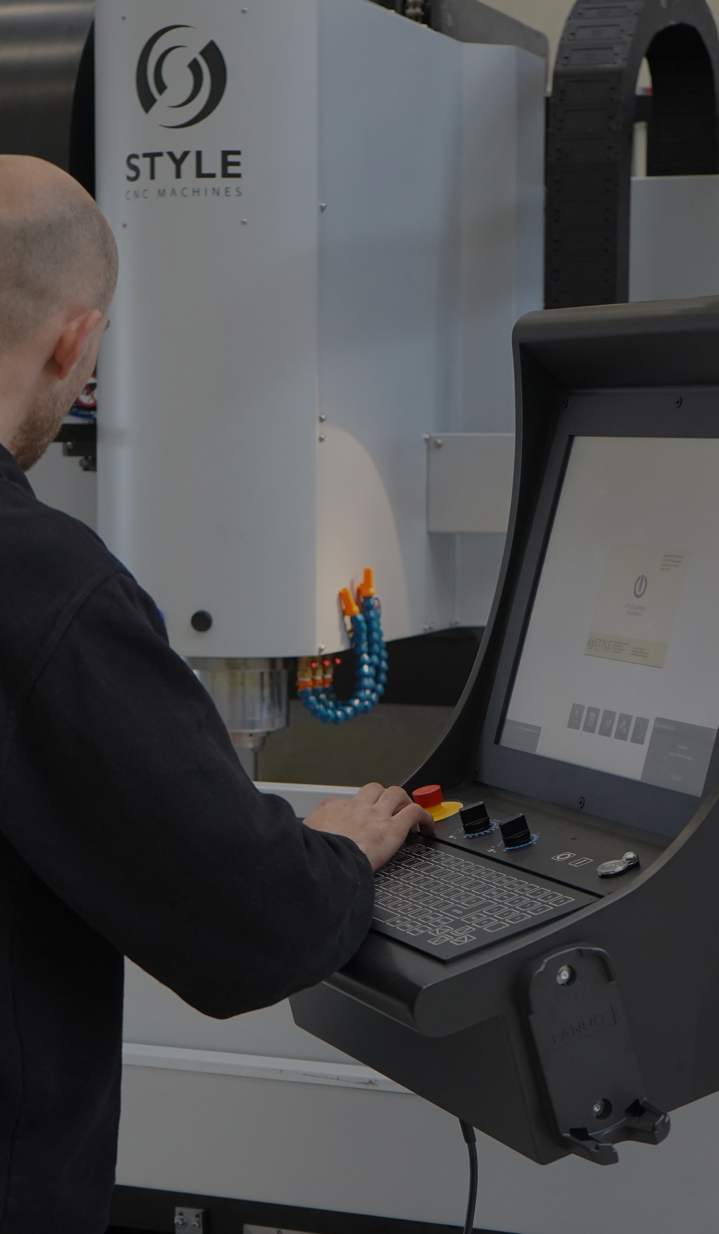 Onze monteur controleert de cnc freesbank